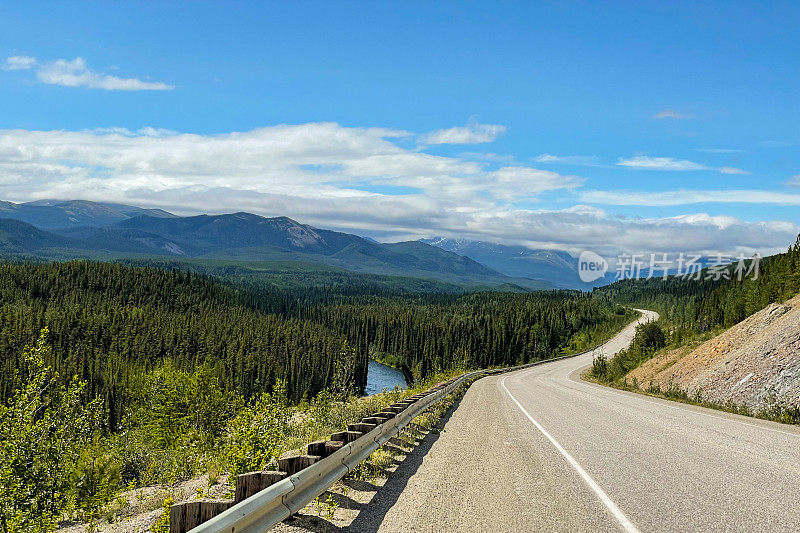 阿拉斯加公路(Alcan Highway)穿过加拿大育空地区的北方森林